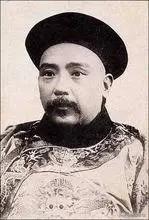 1896年，河南项城的袁家祠堂外，一场葬礼变成了兄弟反目的修罗场。袁世凯跪在母亲