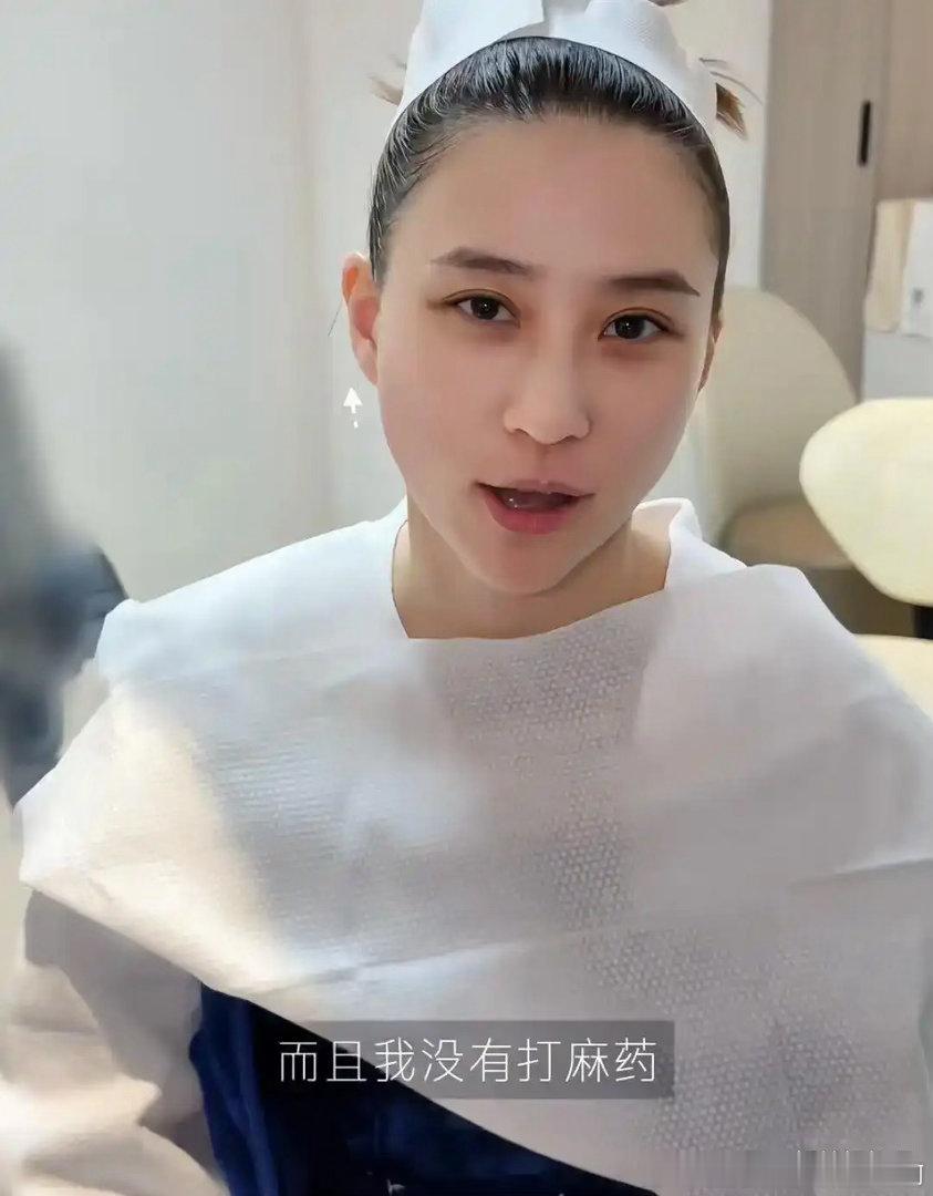 35岁何超莲素颜直接硬扛无麻医美，疼得牙都酸了，做完转头就约了下一次，说这跟交房租得定期交，网友：百