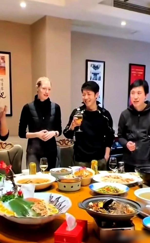 春晚后48小时，撒贝宁饭桌上嘴没停，妻子李白碗里的饭却凉了。镜头前那个妙语连