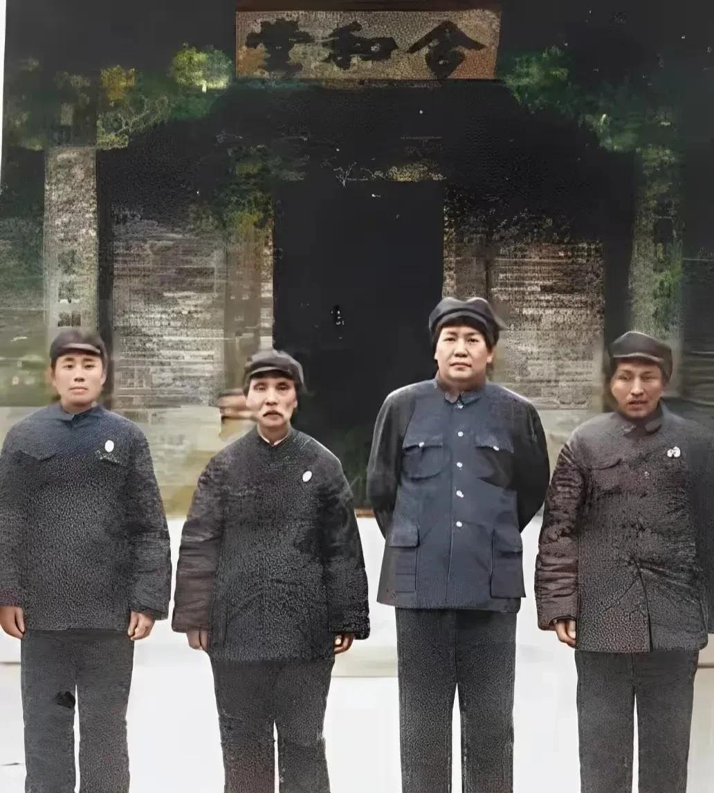 毛主席和他儿时玩伴的合影，很显然，伟人确实不大一样。1951年国庆节前夕，毛主