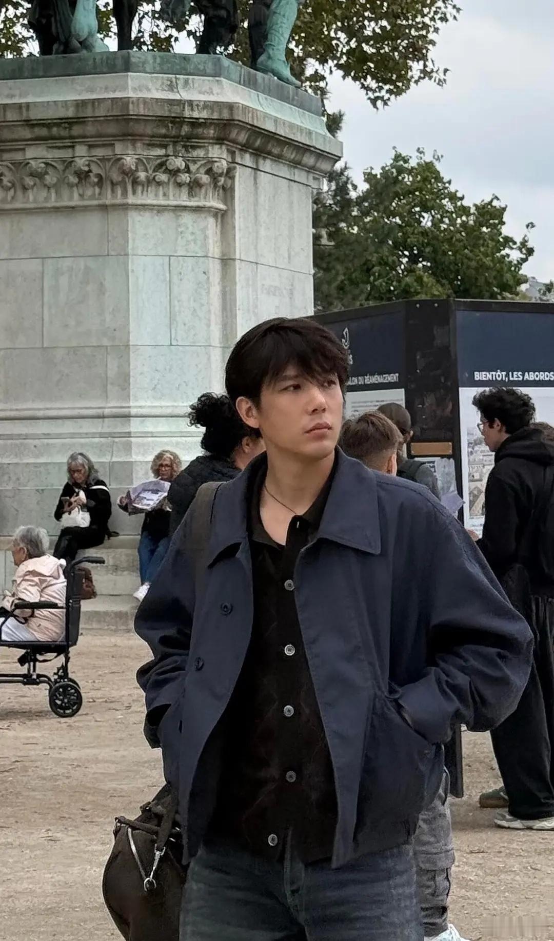 老王哥这松弛感绝了,素颜也不带怕的