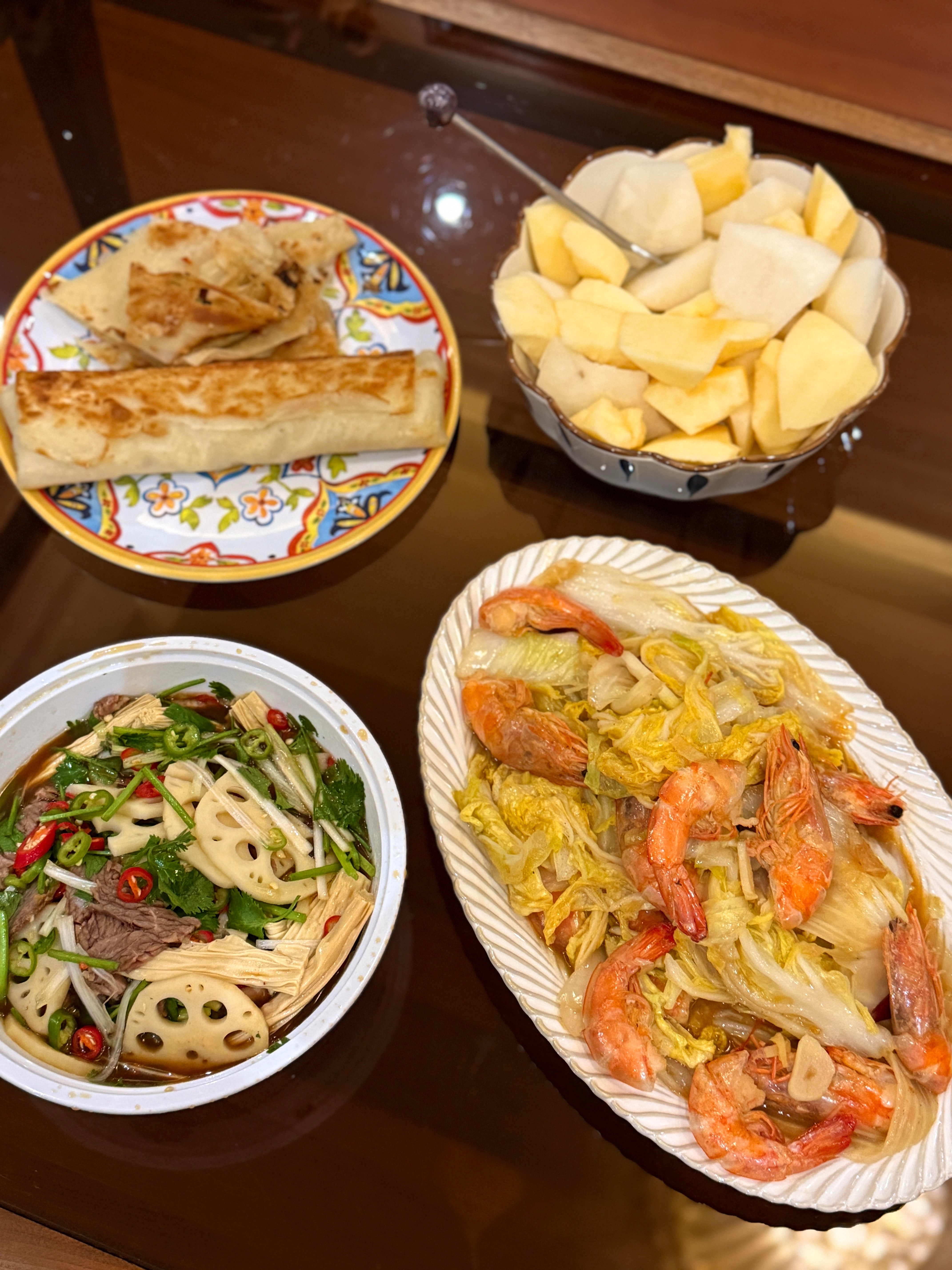 晚饭吃白菜炒虾，也是不容易长肉的菜。老猫的朴素一餐​​​