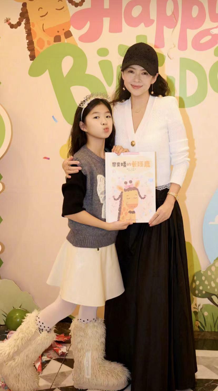 章子怡发文为女儿醒宝庆生，十岁的醒醒出落得亭亭玉立，母女同框画面温馨有爱，颜值亮