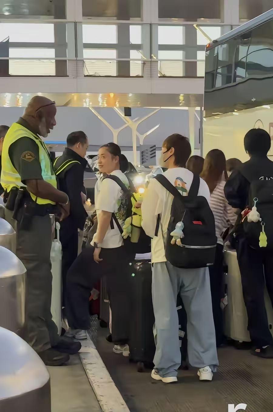 国乒回京，要被王曼昱机场的这一幕笑死了！今天大家的机场还蛮多小插曲的，有王楚