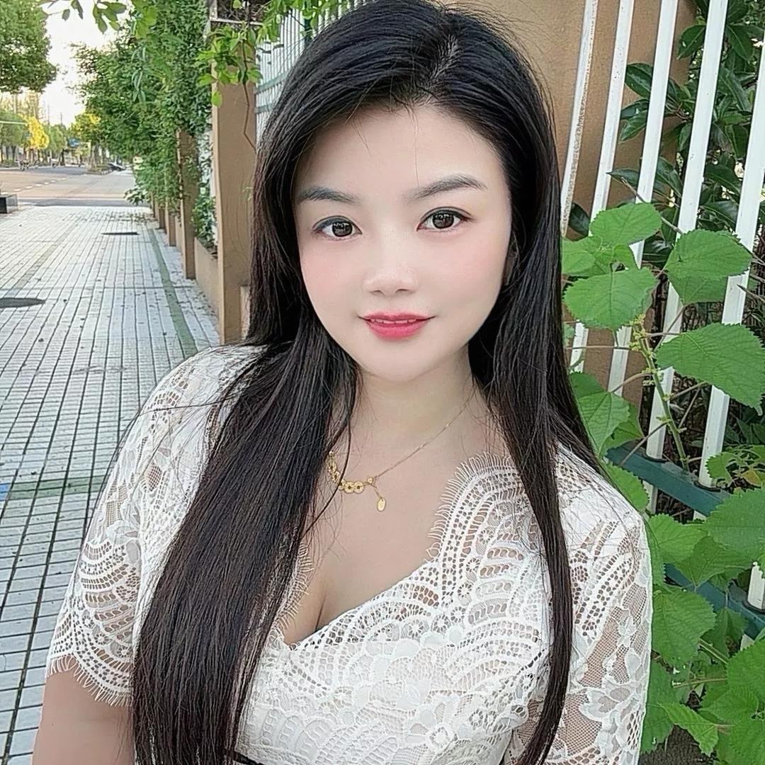 优雅气质少女，走在绿意盎然的小巷中。佳丽美媚清纯女郎绝美时尚影亮丽甜美青