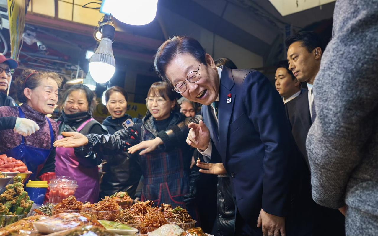 韩国总统李在明在结束国务会议后，前往釜山市釜田市场与商户们交谈，并与国务委员们一