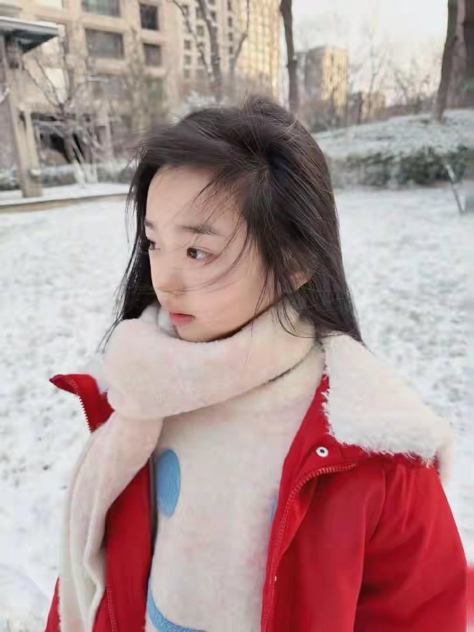 董璇分享今年北京的第一场雪，她带着女儿小酒窝雪地玩雪。小酒窝穿着红色羽绒服和马丁