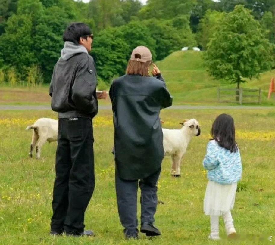 张若昀唐艺昕带娃又被偶遇！张若昀唐艺昕带娃出游，低调又温馨，娱乐圈模范家庭没错了