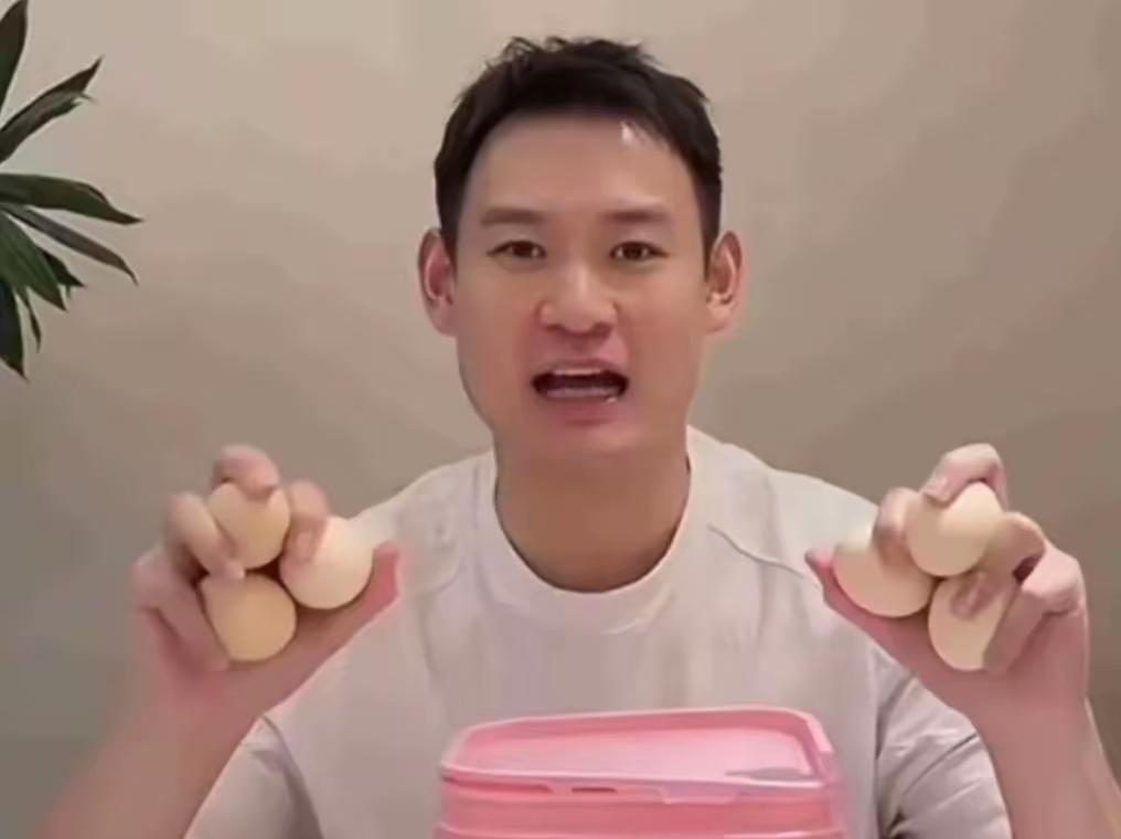 “偷笑哥”手拿6个鸡蛋？疑似内涵樊振东，刚刚刷到刘丁硕手拿着6个鸡蛋的照片但