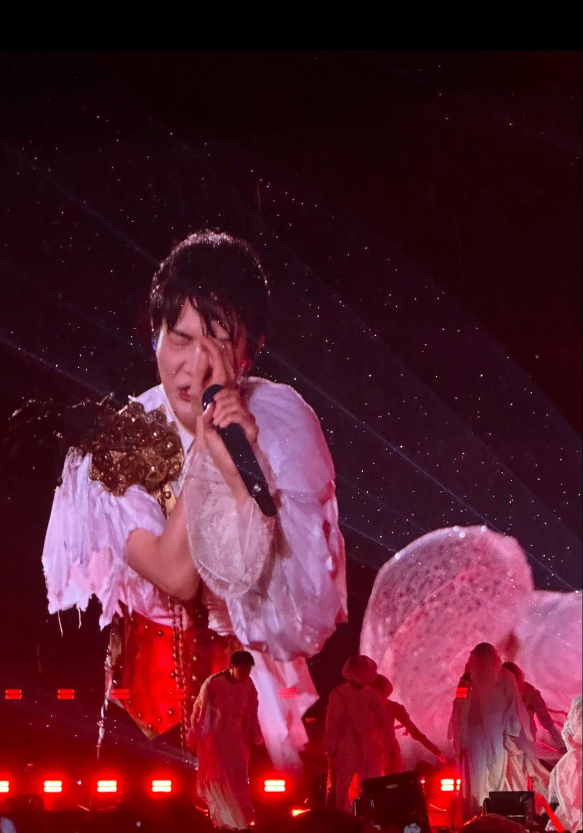 周深南京演唱会，倾盆大雨！淋的他睁不开眼！历史惊人的相似，去年也是第二场瓢泼大