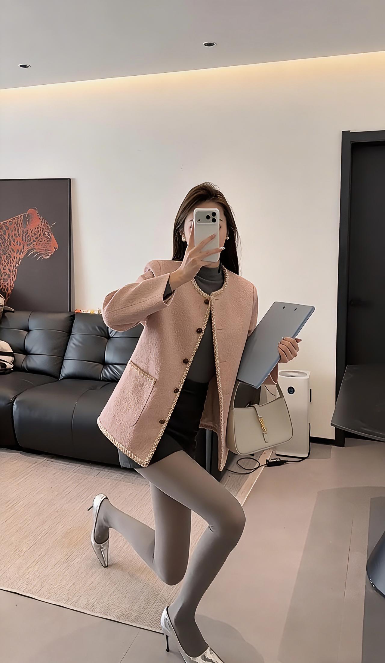 今日推荐穿搭整体是温柔小香风，甜而不腻的温柔气质，温柔又显贵、日常又高级。