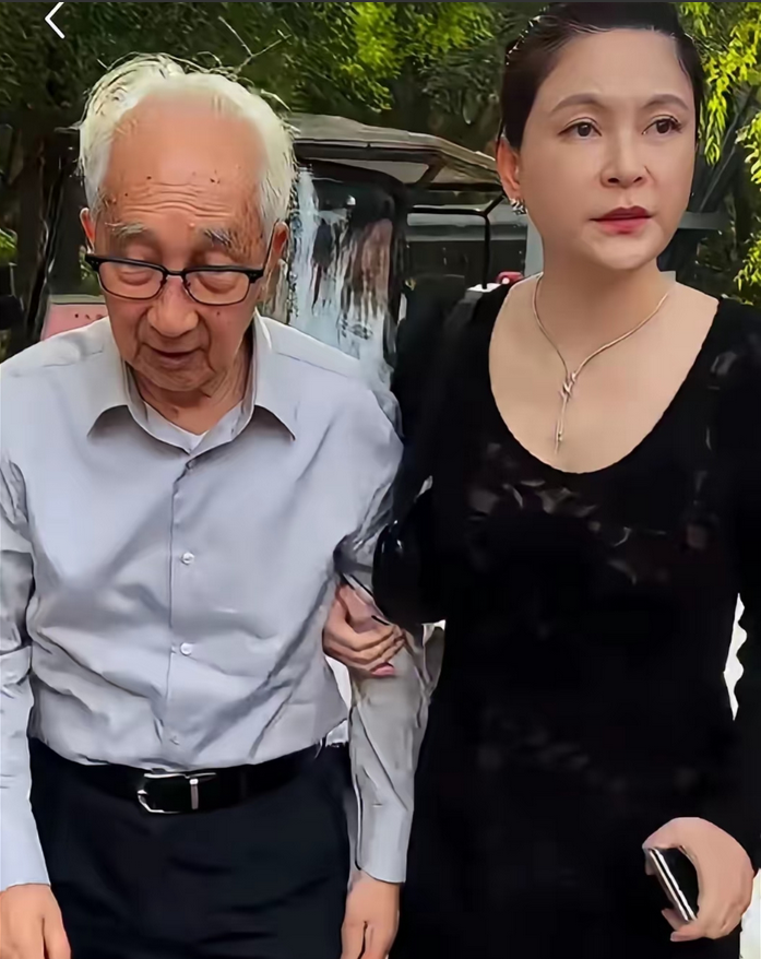 91岁的中央美院前院长靳尚谊与46岁妻子祁艳的合影常被误认父女，实则两人为