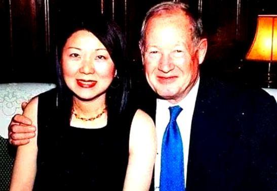 2006年，一位33岁的中国外卖女骑手意外邂逅69岁的英国亿万富翁，两人坠入爱河