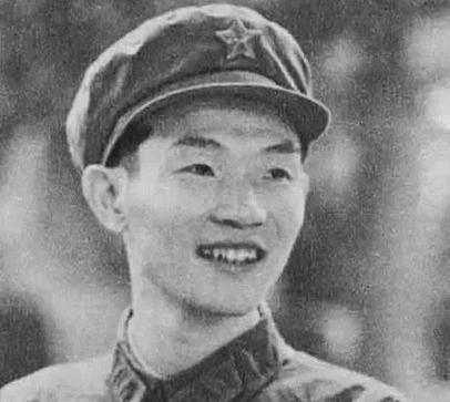 1979年，对越自卫反击战中，何学高被两名高大越军合力控制住，眼看挣脱不开，他拉