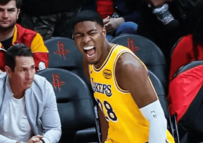 NBA季后赛首轮G6，湖人球员八村垒接受媒体采访，谈及詹姆斯本场比赛的表现八村垒