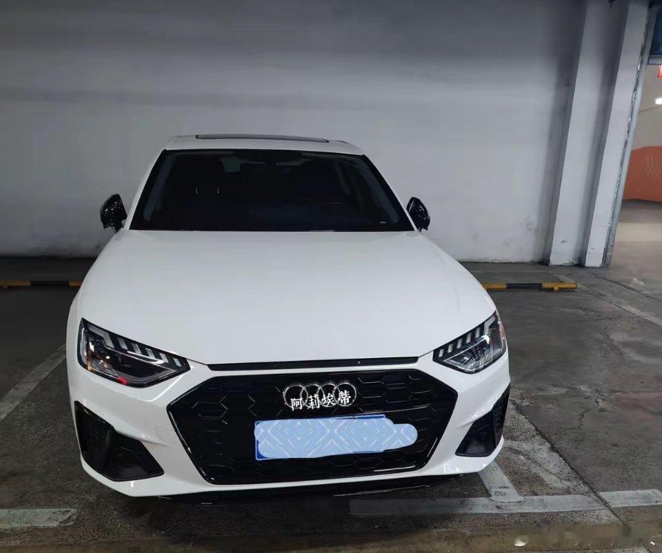 办公室小姑娘刚提了辆奥迪A4，中午在食堂吃饭，旁边男同事就搭话：“奥迪A4现在都
