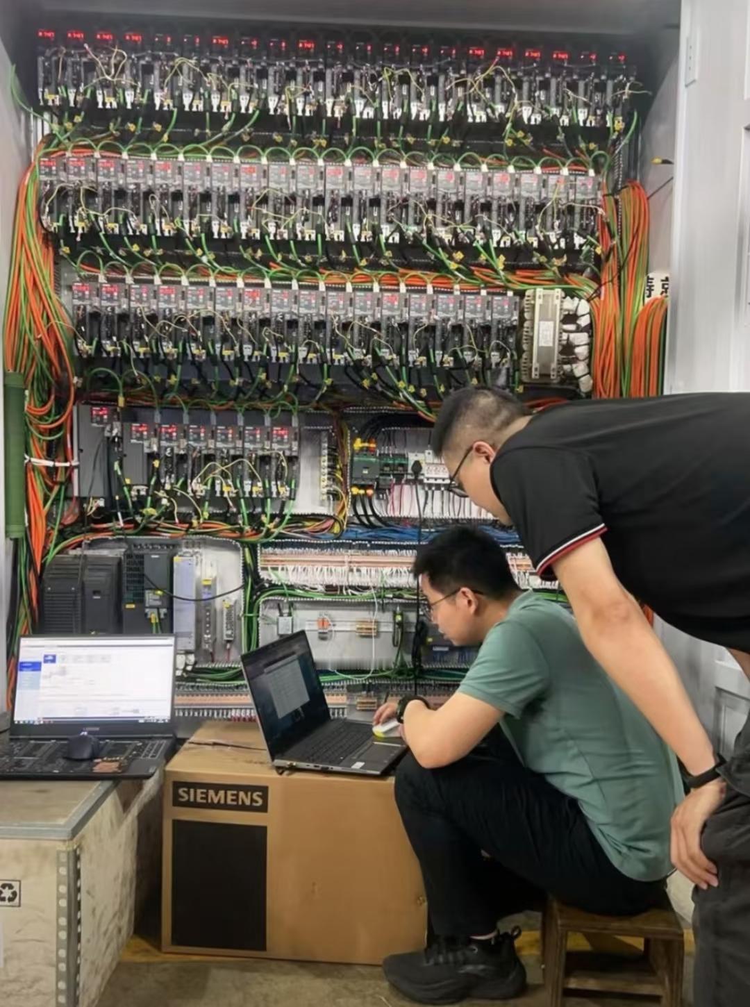 老板吩咐我一个很重要的任务，让我负责电气，公司另一个机械工程师负责机械，主要目的