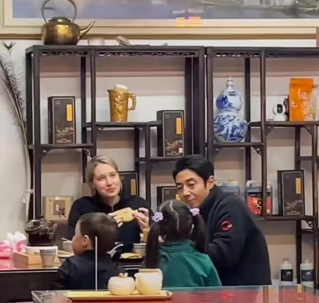 李白看撒贝宁的眼神，好甜啊！4月5日，撒贝宁带妻子李白和龙凤胎子女游大同，在