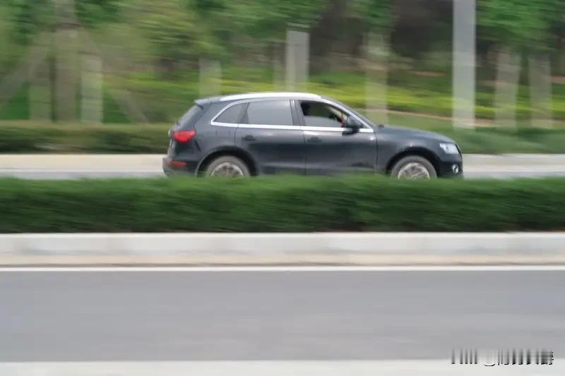 我一邻居，买了一辆奥迪Q5，可牛逼坏了。人家不停小区地下车库，停在楼下主干道