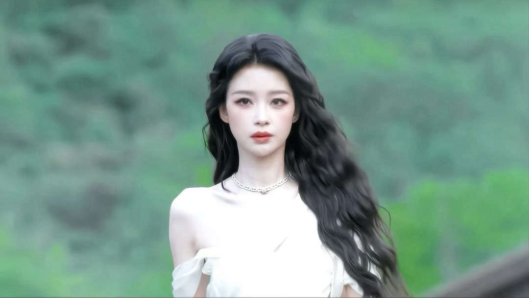 孙怡美晕我了极致的镜头表现力，搭配逆天颜值。孙怡VOGUE红毯慢镜头帧帧出彩，