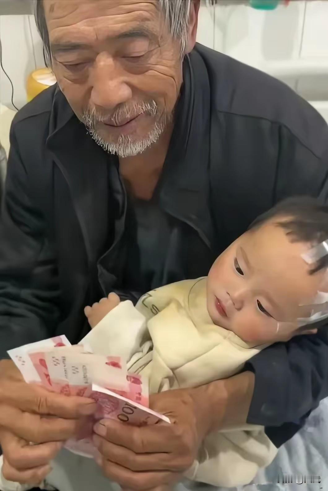 一个刚满一岁的小孩，命运对她特别不公平。她出生时，妈妈因为生她没能活下来；三个月