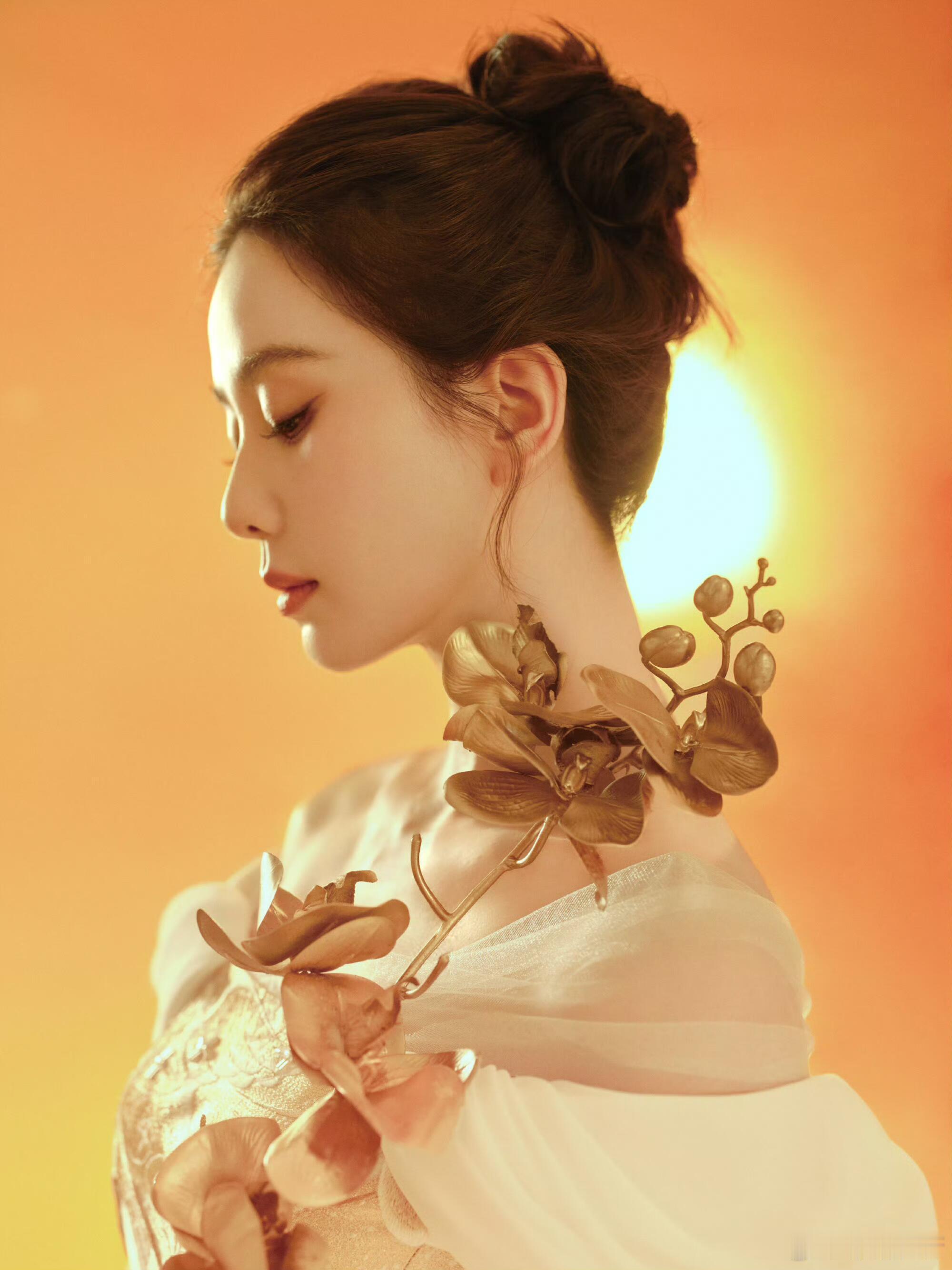 刘诗诗天坛女神刘诗诗仪态万方，举手投足间尽显优雅，礼裙如神鸟羽衣般璀璨夺目！