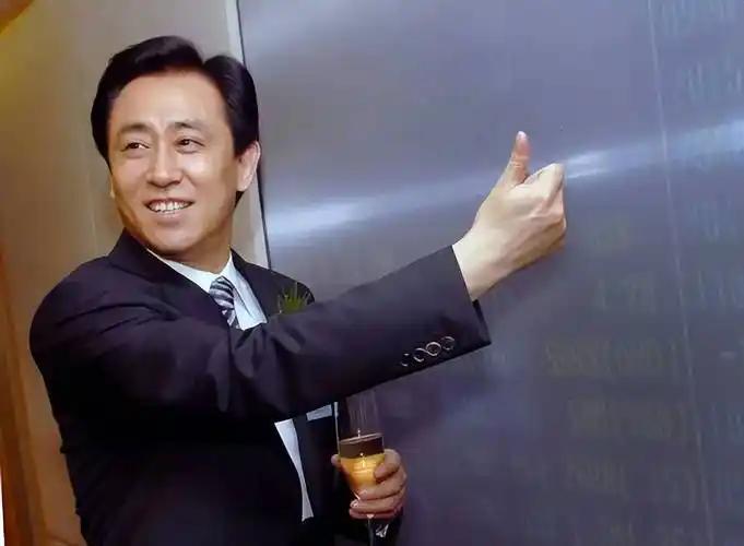 2018年，许家印似乎已经察觉到了恒大的危机，年底趁着恒大还如日中天时，为96岁