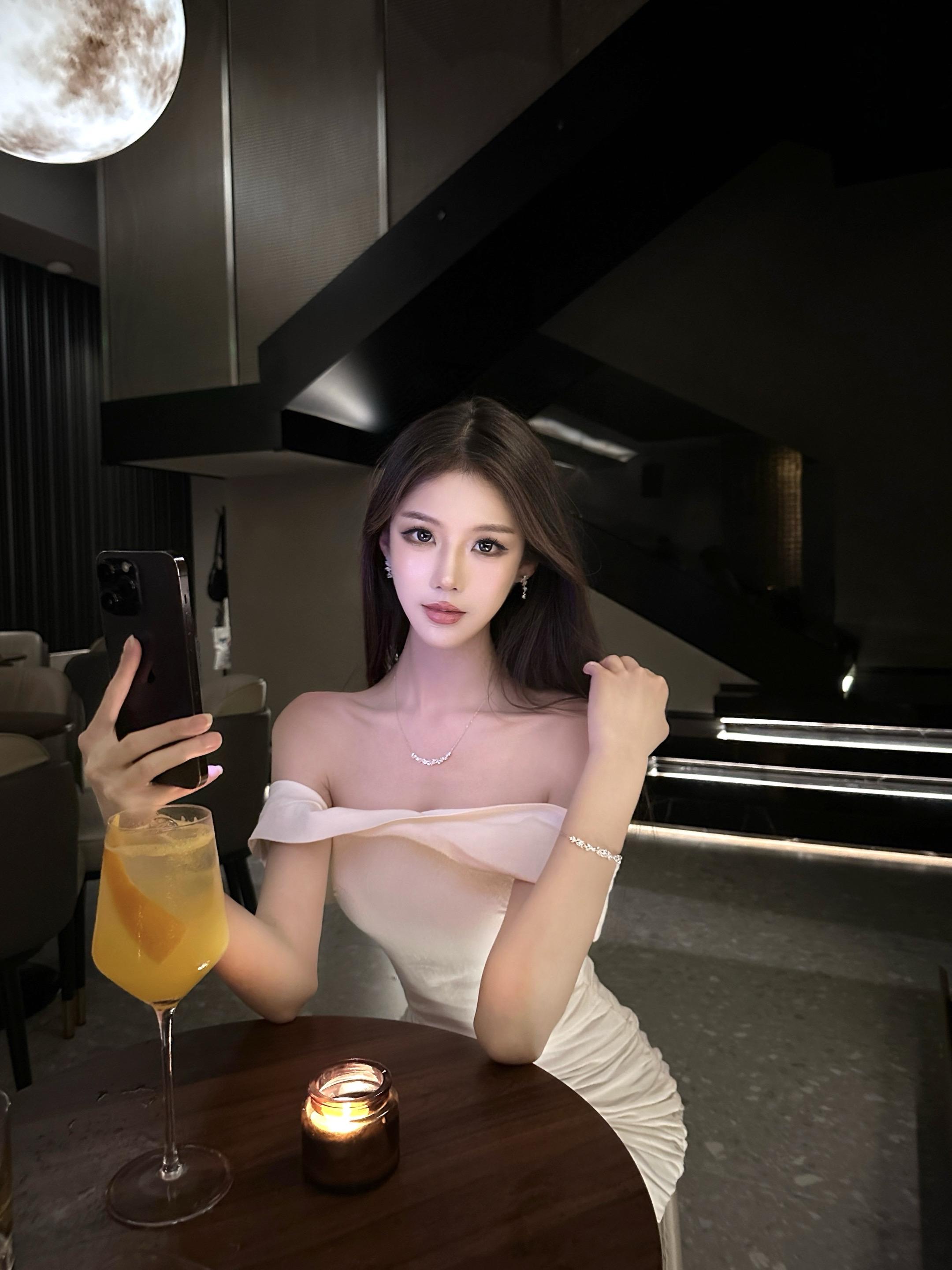 紫藤花的花语是深沉而执着的爱。