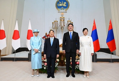 德国之声今天报道：“正在蒙古国访问的日本天皇德仁周二与蒙古总统乌赫那·呼日勒苏赫