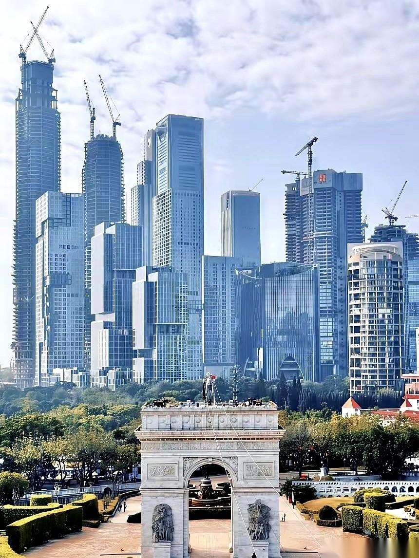 深圳200米以上的超高层建了171座。这个数量比排名第二的香港多了快70座，更