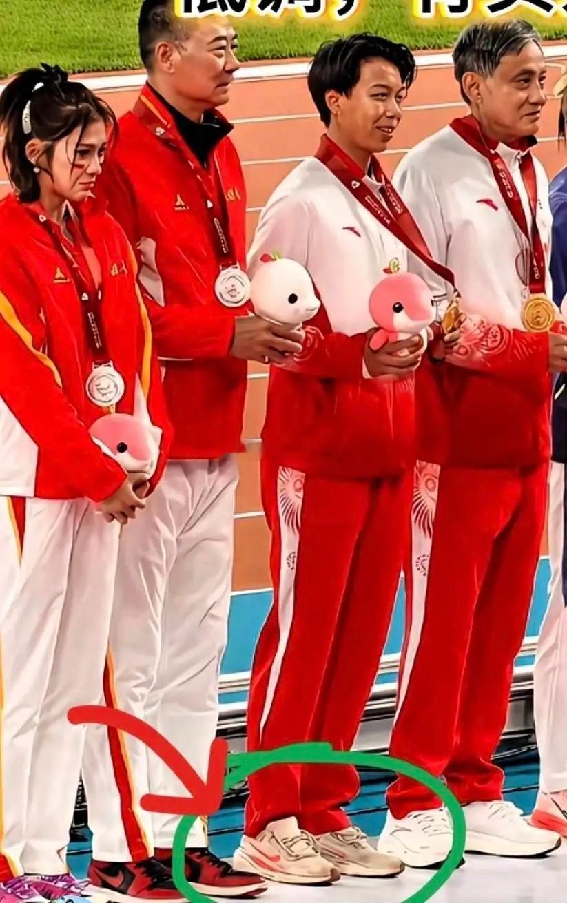 刘景杨冠军实至名归，强烈呼吁国货品牌商快找冠军代言吧领奖的时候穿了一双发黄的旧鞋