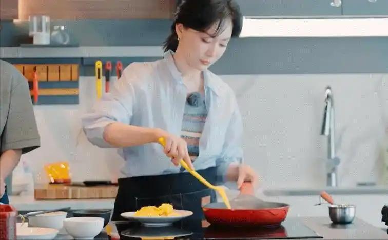 陈数花100元做了一碗番茄炒蛋，网友吵翻天。在《花儿与少年・同心季》里，花少