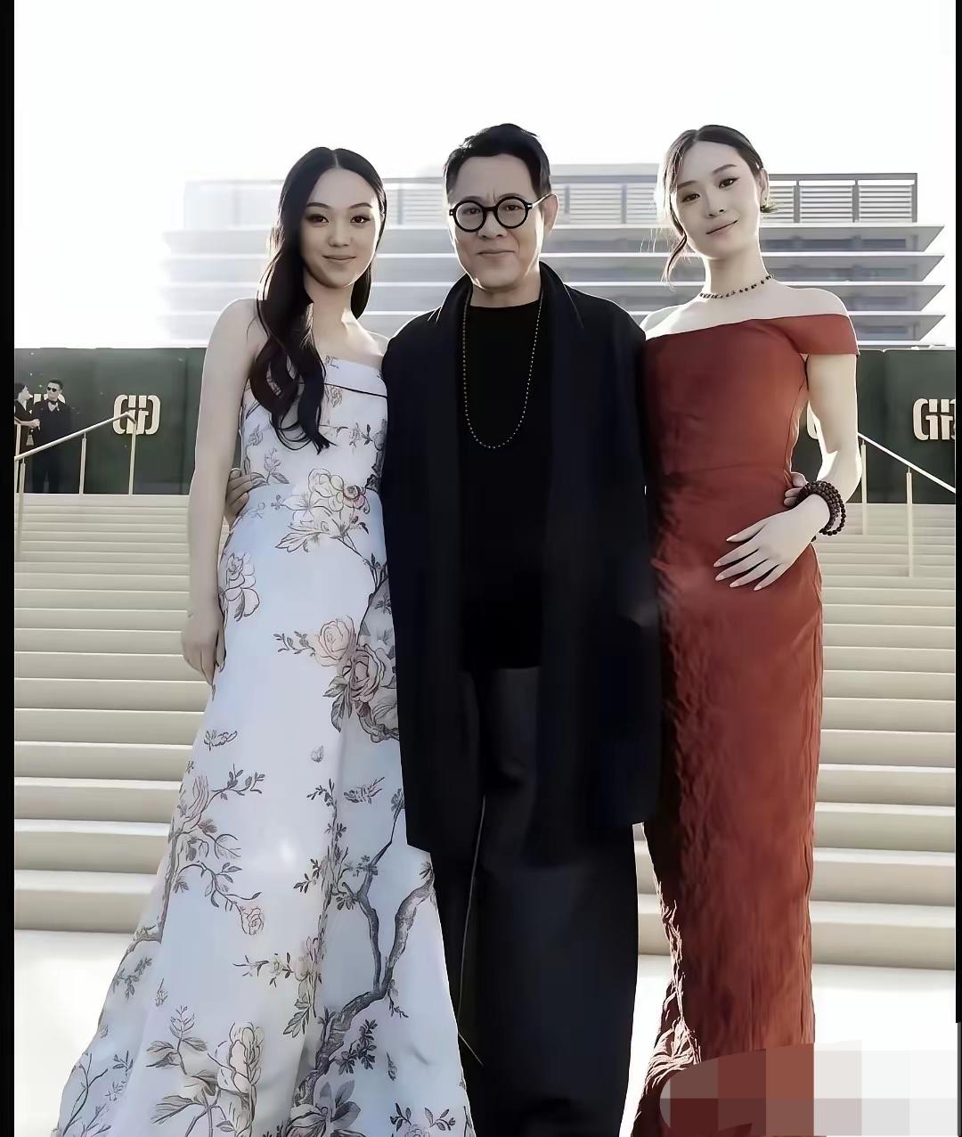 中间的男人曾经可是多少人的偶像，猜猜他是谁吧？