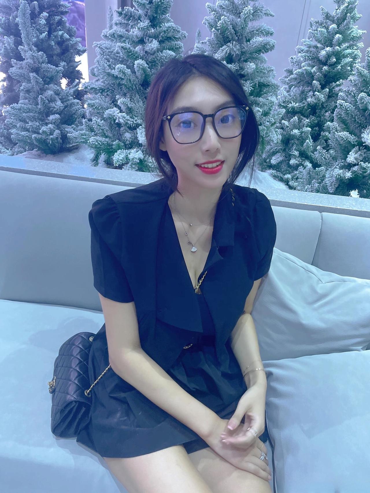 微笑面对，勇敢前行。上热门穿搭御姐美女