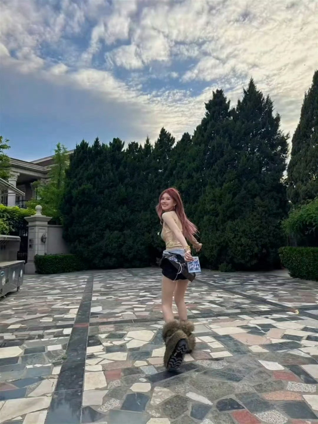 赵露思音乐节赵露思音乐节回归，彩排造型一曝光就疯狂心动，这是什么自由又酷炫的爱