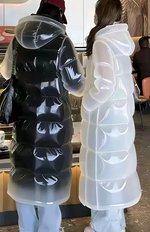 这种透明的衣服其实不是羽绒服，应该叫气室保暖服。它利用了气体不流动情况下，导热