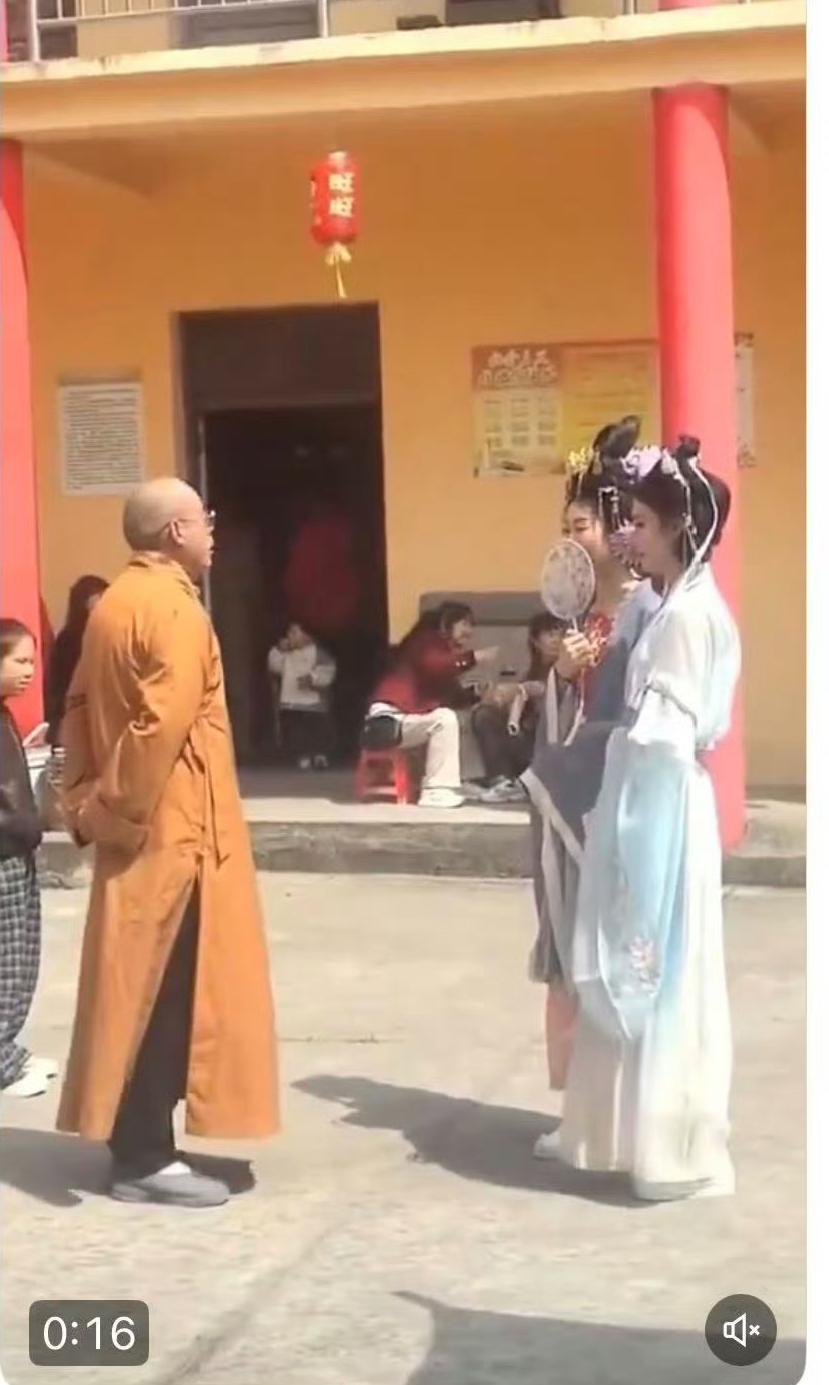 去庙里烧香，遇到方丈在阻拦两个小仙女，原来方丈认为小仙女们穿的是和服，庙里不接待