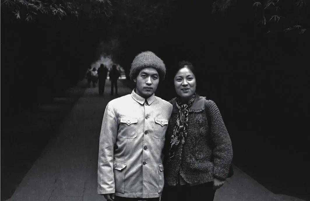 照片拍摄于1986年12月的四川成都，曾经的他们也是非常恩爱的夫妻。1993