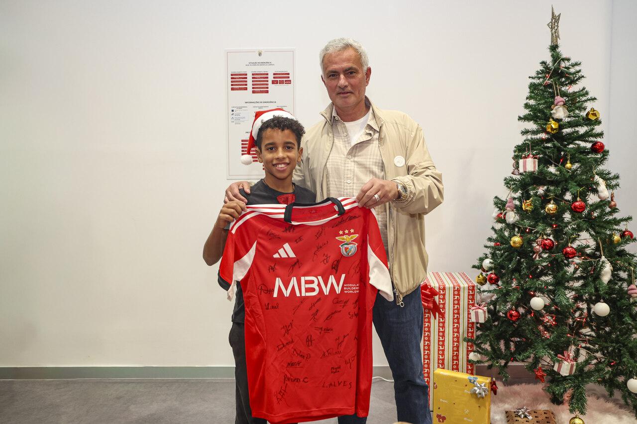 再现罗马模式，当年红狼场边有穆帅的专用钓鱼椅，如今又全身心投入到本菲卡青训中来。