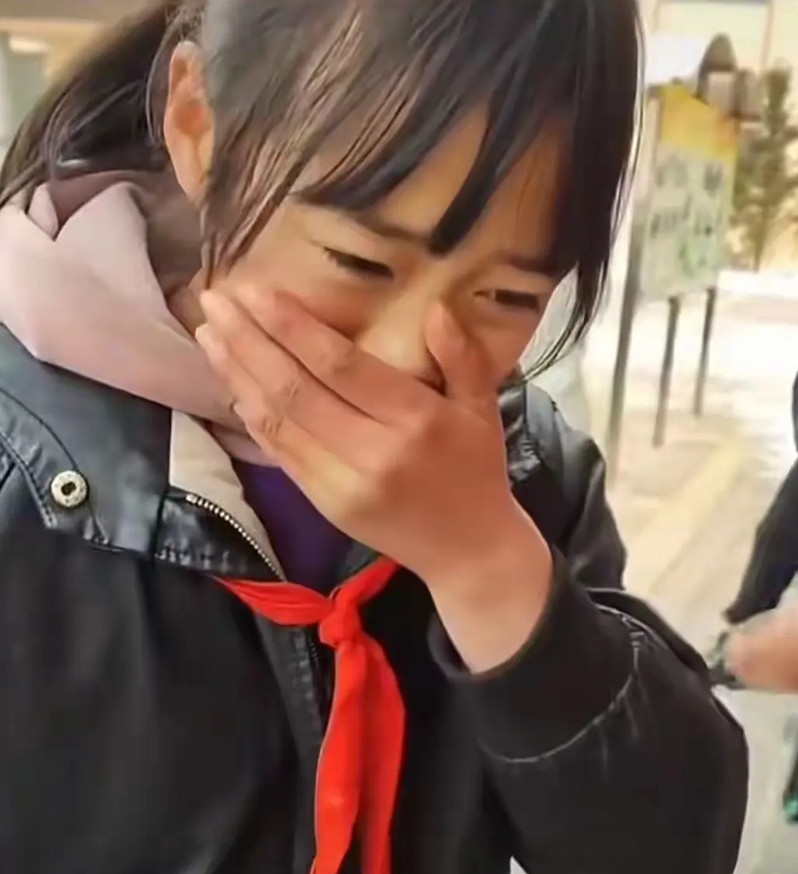 那位善良的小女孩，就这般离开了人世，一个她曾有些怨恨的世界。你或许想不起她是谁