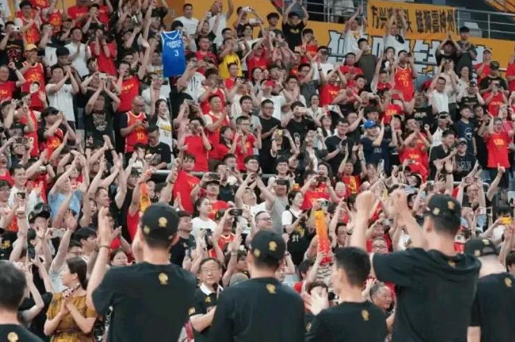 不得不提，广厦俱乐部在主场黄龙体育馆举行球迷答谢会真的非常接地气，广厦夺冠后，全