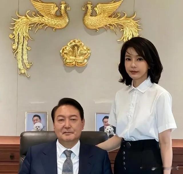 尹锡悦视宠物如孩子，总统府疑似配有宠物游泳池，出访也不忘要带上宠物！尹锡悦在2