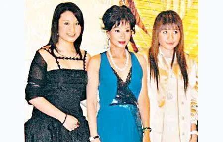 三太没有四太气场强大自信，但三太女儿长得好看，四太女儿相较之下逊色一些。赌王的四