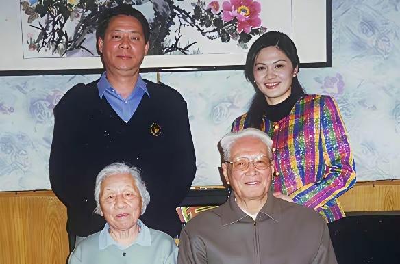 他是开国上将，4个儿子都是将军，女婿是少将。考考你，这是谁一家人？