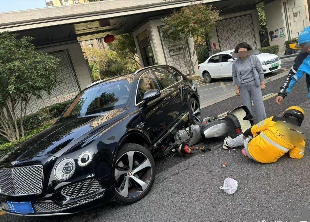 太荒唐了！南京，外卖员追尾百万玛莎拉蒂，女车主好意提出800元私了，外卖员：你是