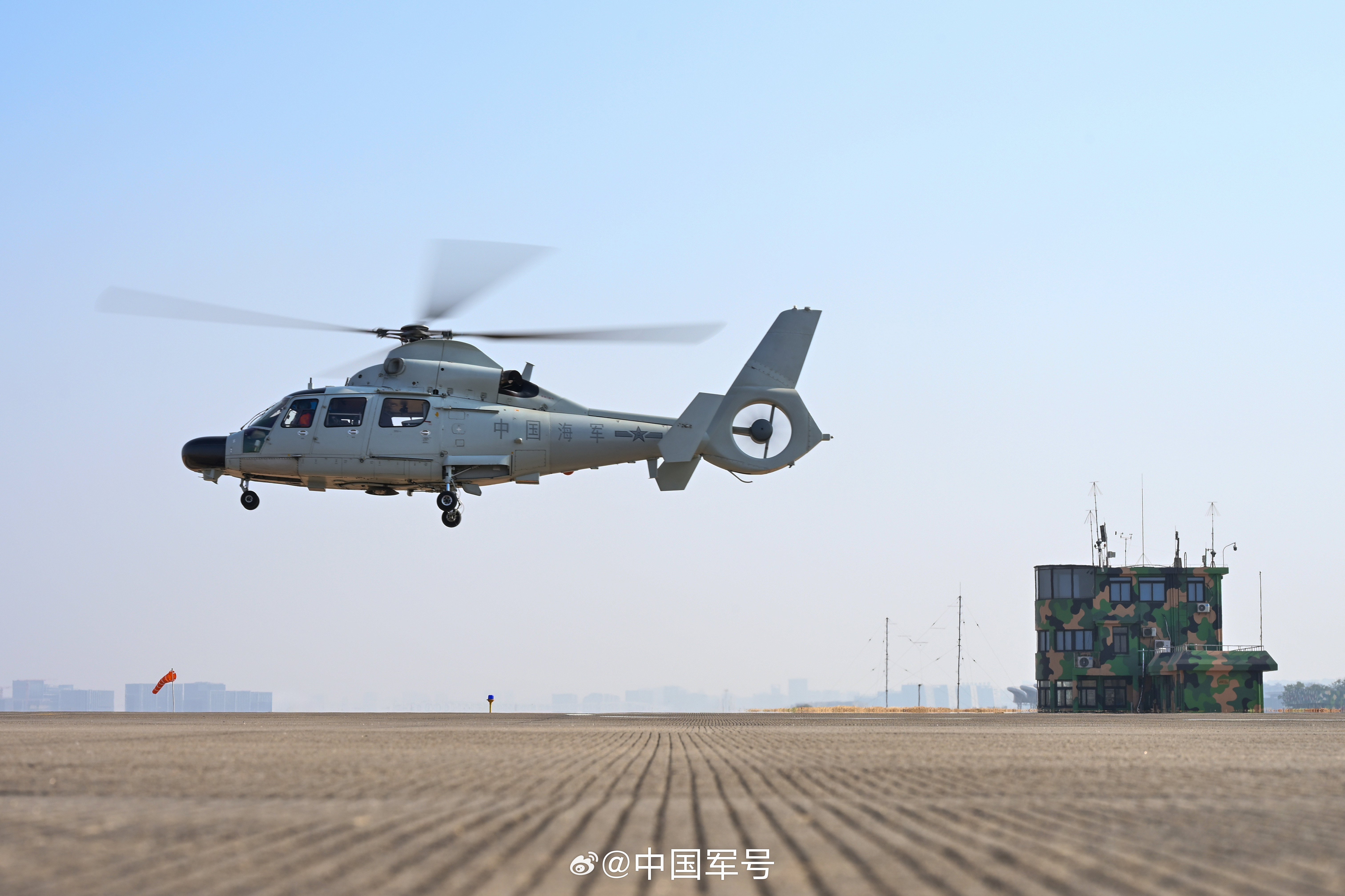 【昼夜不停！海军多架直升机梯次升空】近日，东部战区海军某部开展大强度、多批次、全