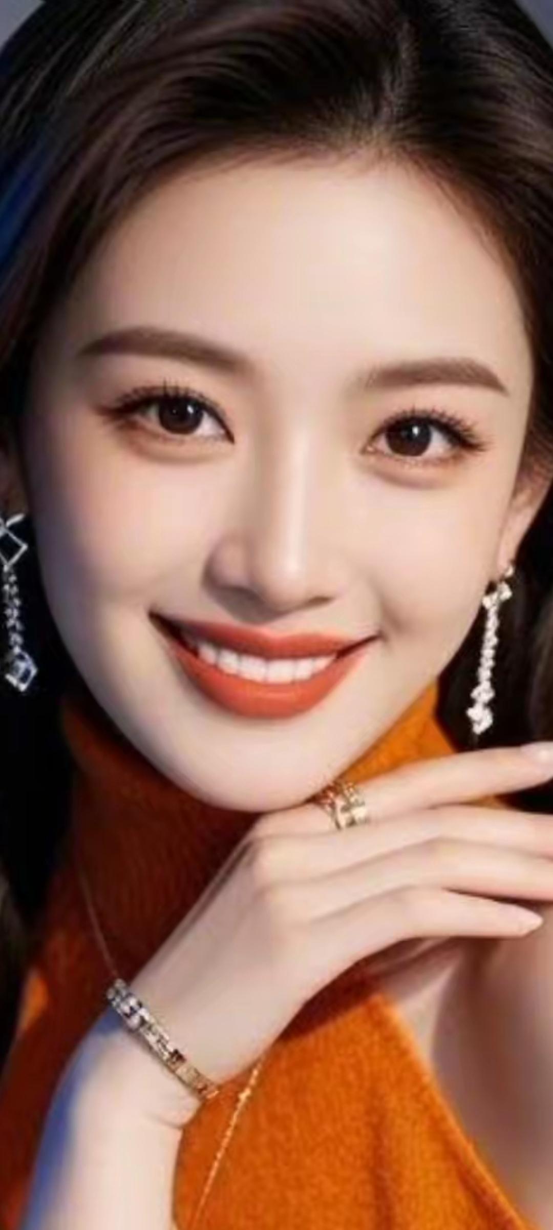 甜美笑容，优雅耳环，时尚穿搭，魅力四射！😊✨