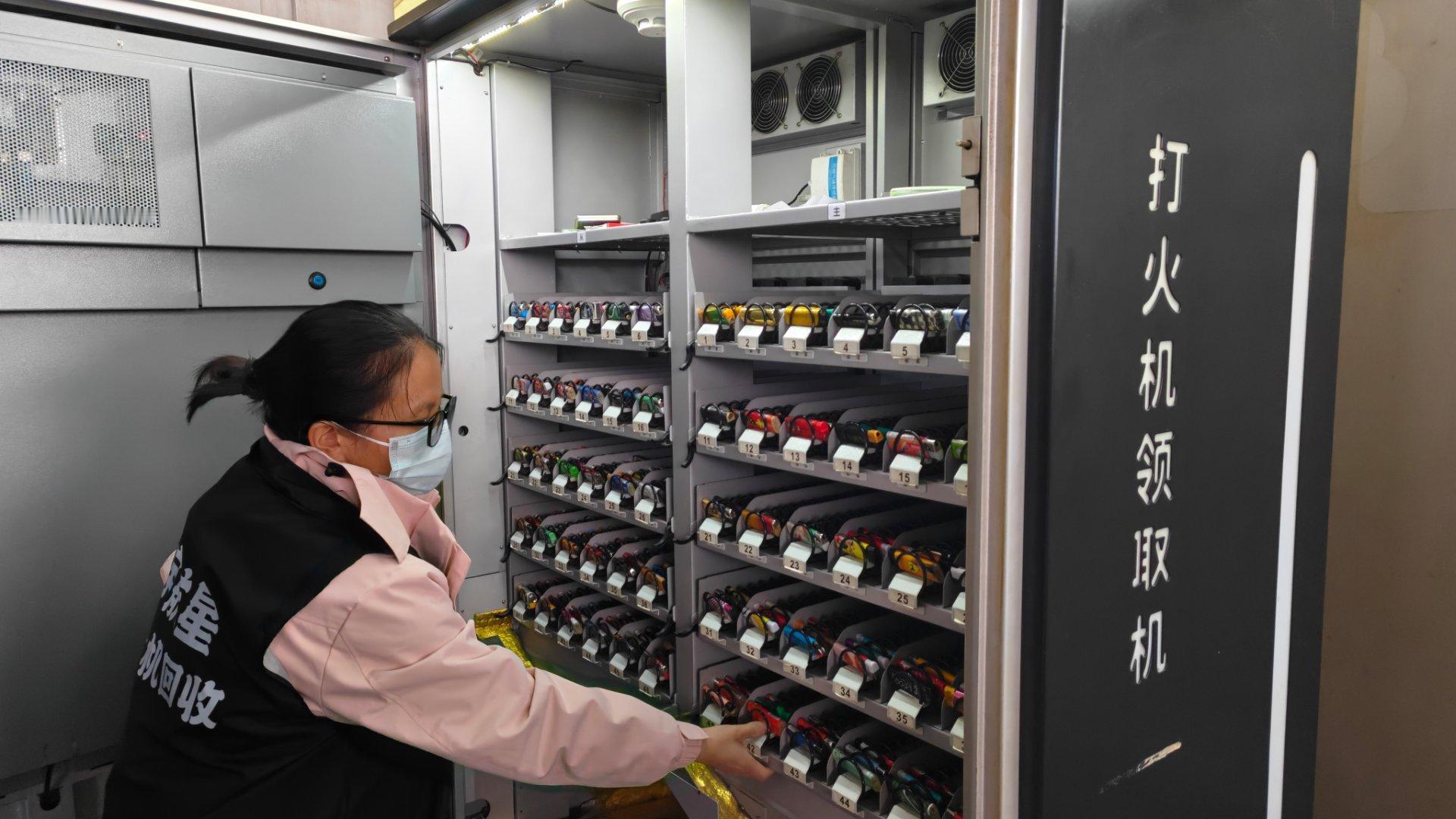 第一次打开……是别人打开机场的打火机赠送柜打火机自由了，随便选