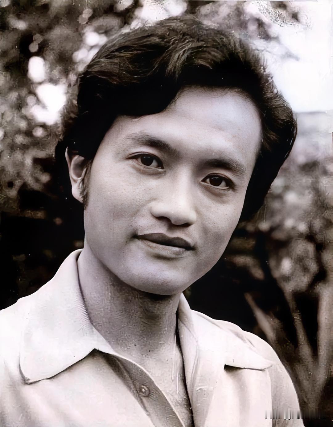 大家还记得这位男演员吗？他现年74岁，土生土长的山东人，毕业于北京电影学院表