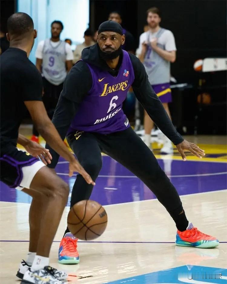 ESPN真是太看得起湖人了！明天湖人将会在主场迎战由威斯布鲁克领衔的国王，今天E